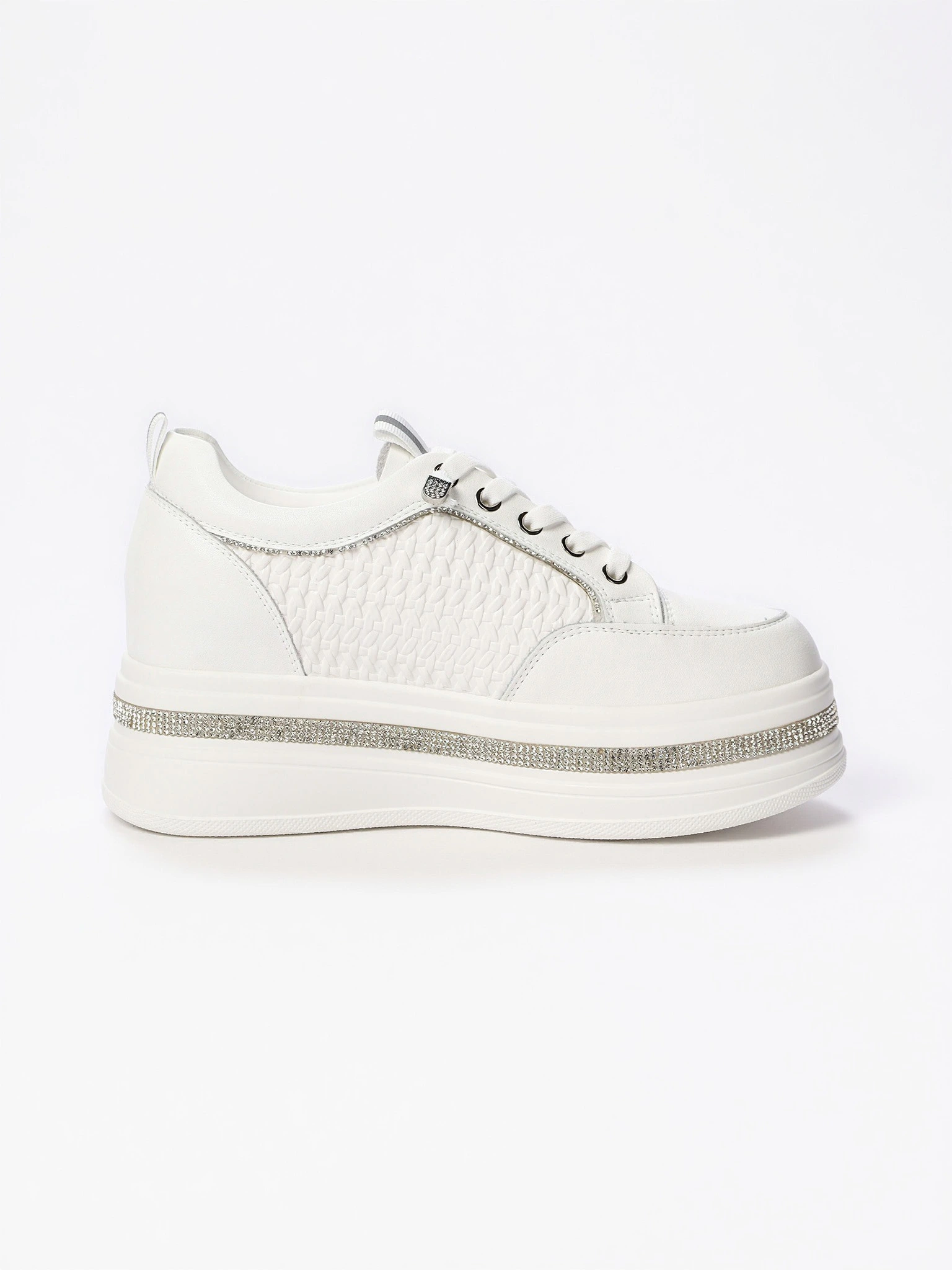 Кеды белого цвета со стразами на высокой платформе